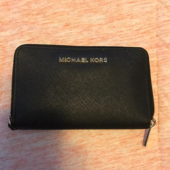 Michael Kors Handbags - Michael Kors Wristlet 🔥
